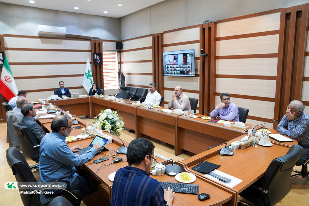 1338481-2 نگاه ما به زیست نوجوانان است