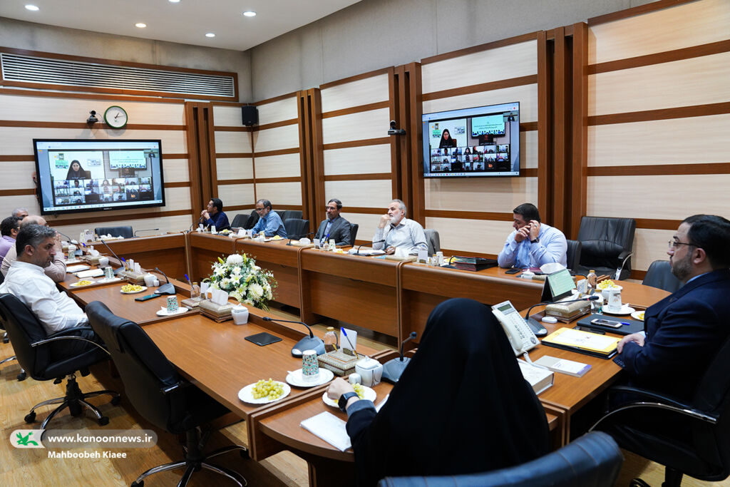 1338483-2 نگاه ما به زیست نوجوانان است