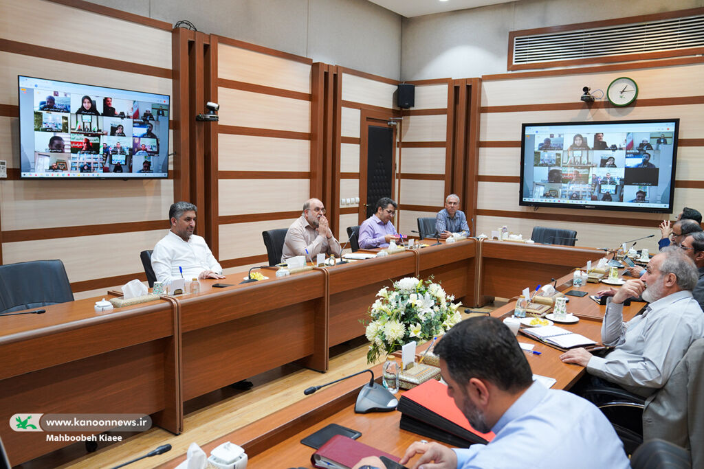 1338484-2 نگاه ما به زیست نوجوانان است