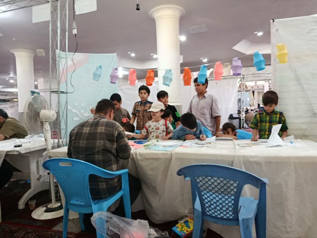 1338642-1 حضور کانون پرورش فکری کودکان ونوجوانان استان قم در میز خدمت نماز جمعه