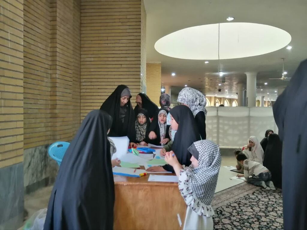 1338644-1 حضور کانون پرورش فکری کودکان ونوجوانان استان قم در میز خدمت نماز جمعه