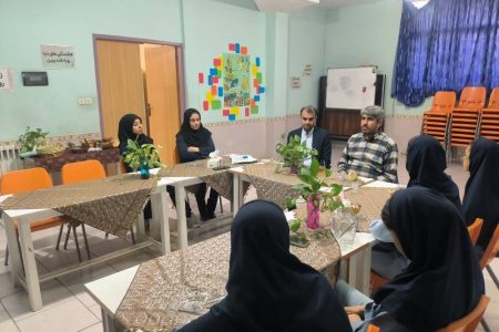 طرح نوآورانه «کافه‌کتاب نوجوان» در شیراز با حضور مدیرکل کانون فارس بررسی شد