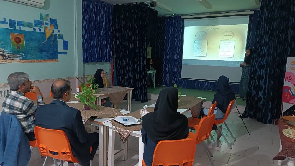 1338865-1 طرح نوآورانه «کافهکتاب نوجوان» در شیراز با حمایت مدیرکل کانون فارس برسی شد