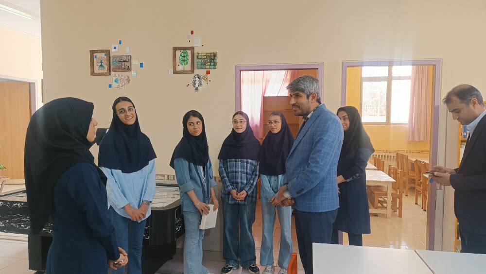 1338867-1 طرح نوآورانه «کافهکتاب نوجوان» در شیراز با حمایت مدیرکل کانون فارس برسی شد