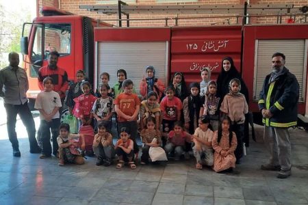 اعضای کانون نراق در بازدید از آتشنشانی روش مهار آتش را آموختند  