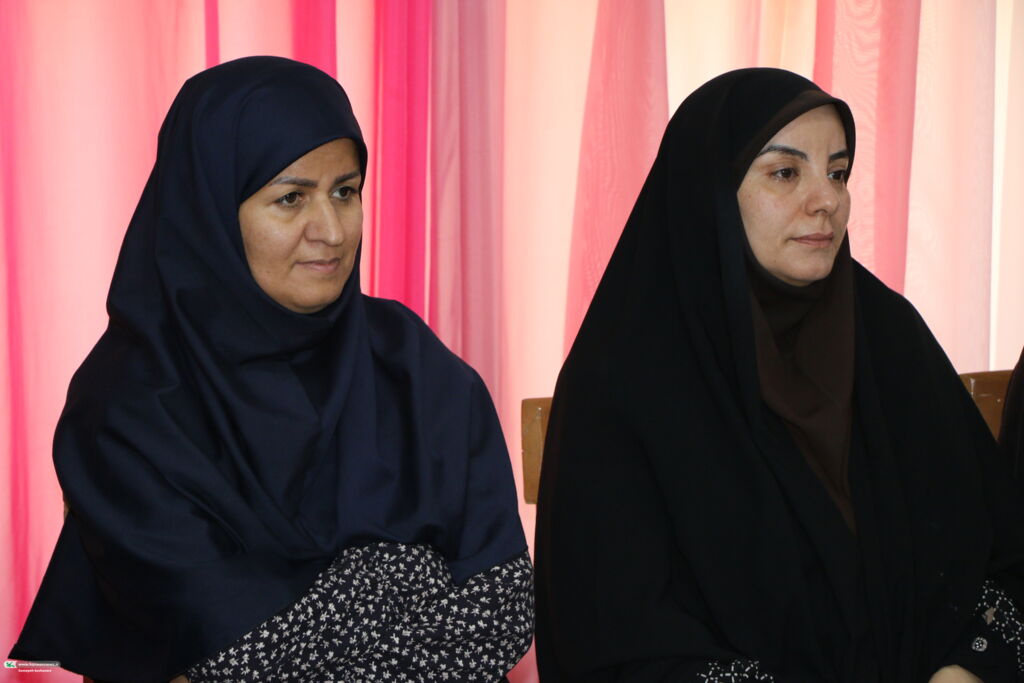 1339512-1 نوجوانان با زیست شاعرانه و نقد ادبی آشنا شدند