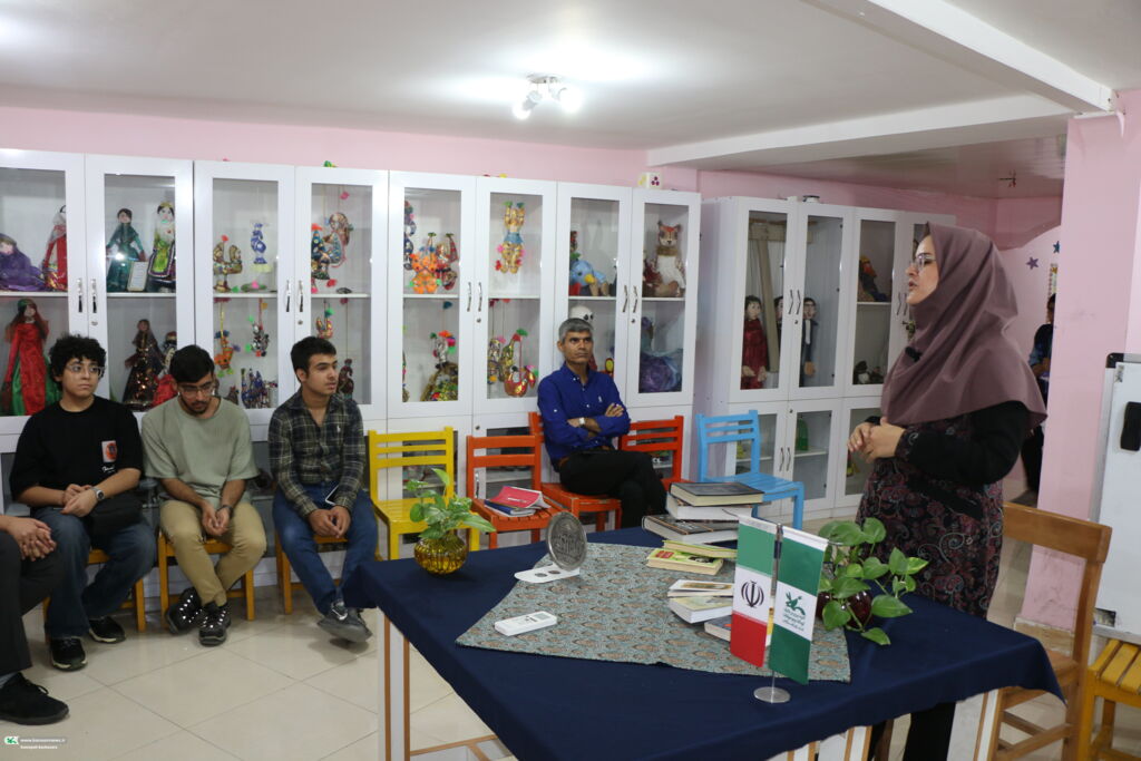 1339513-1 نوجوانان با زیست شاعرانه و نقد ادبی آشنا شدند