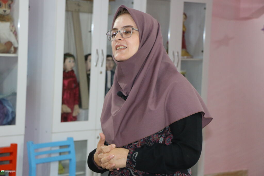 1339523-1 نوجوانان با زیست شاعرانه و نقد ادبی آشنا شدند