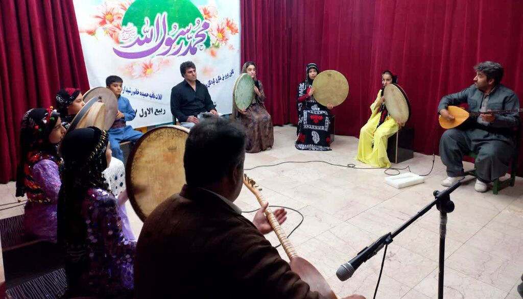 1339643-1 برگزاری جشن باشکوه میلاد پیامبر رحمت در مرکز روانسر