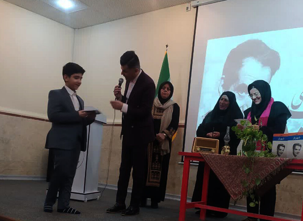 1339824-1 گرامیداشت روز شعر و ادب در کانونهای پرورش فکری لرستان