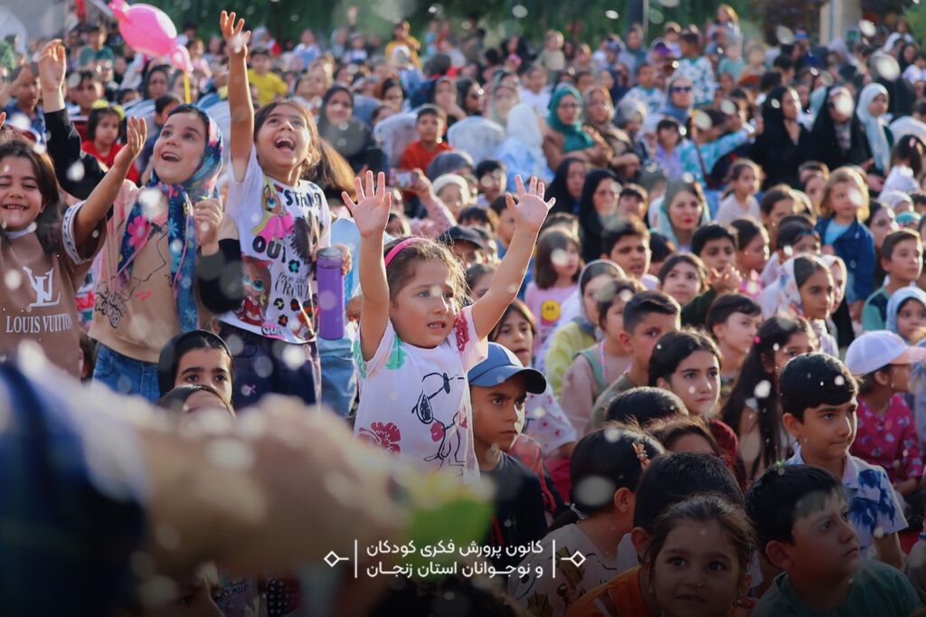 استقبال پرشور خانواده‌ها از نمایش شاد «گلی و ننه نُقلی» در صحن غدیر