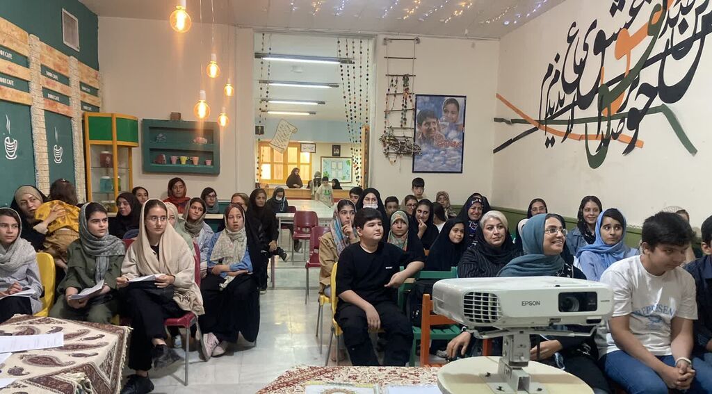 1340686-1 برگزاری مرحله نهایی دومین لیگ گلستانخوانی در کانون کرمانشاه