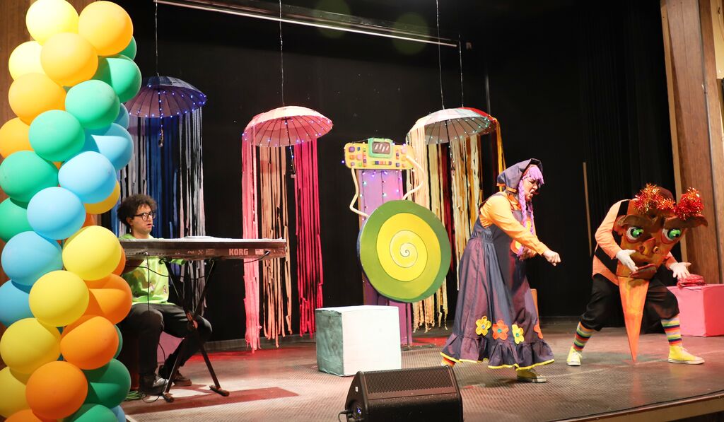 1340749-1 نمایش شاد و آهنگین «درون»