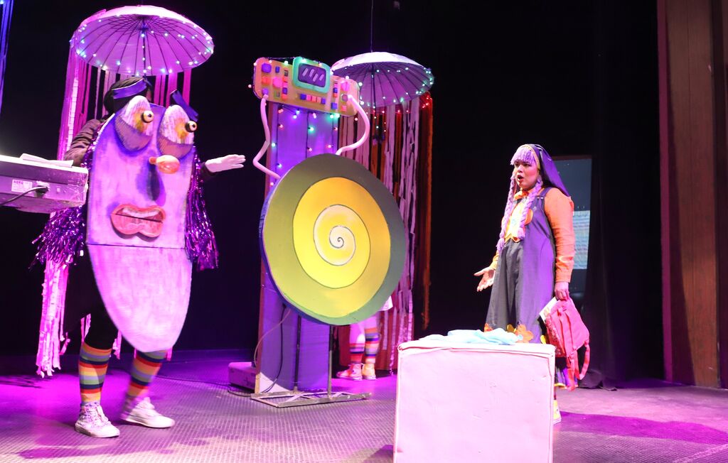 1340750-1 نمایش شاد و آهنگین «درون»