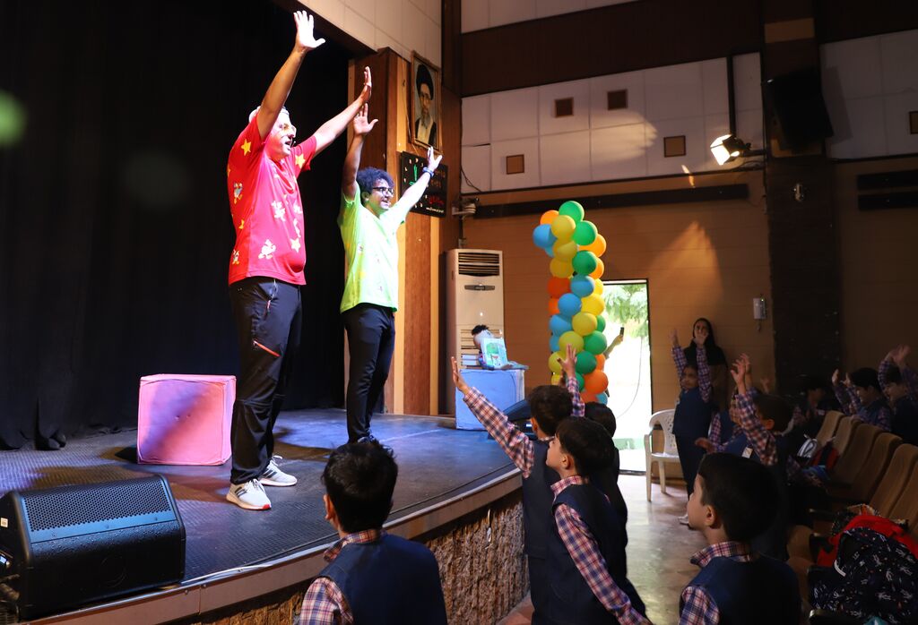 1340752-1 نمایش شاد و آهنگین «درون»