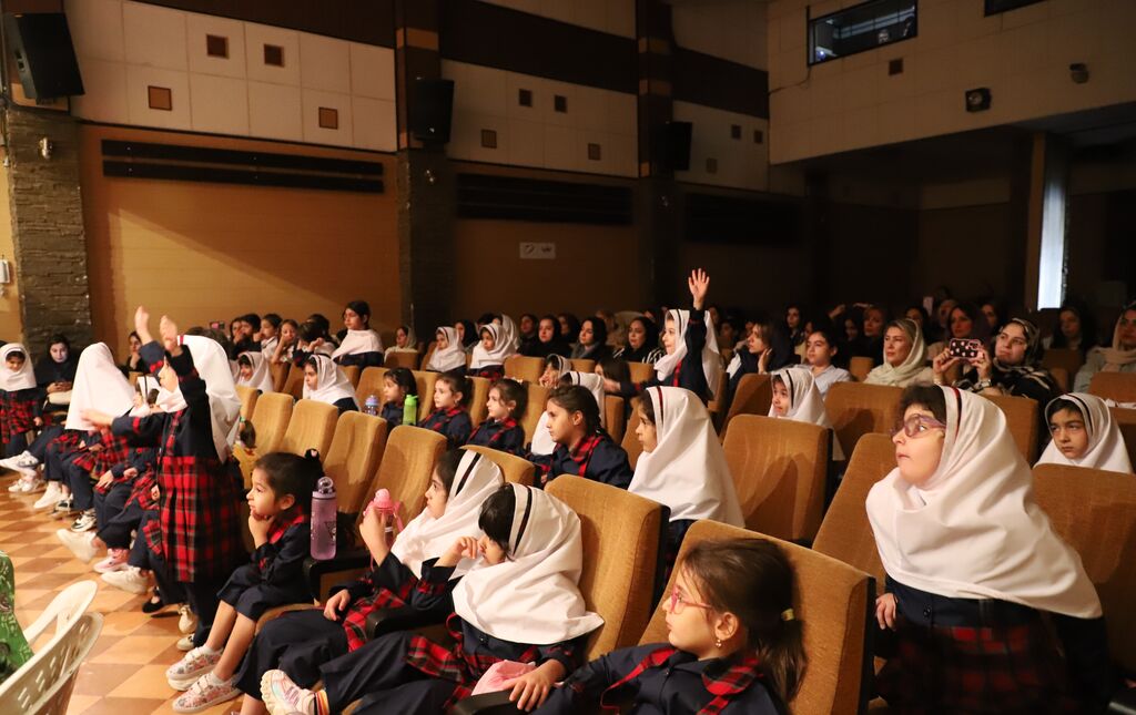 1340754-1 نمایش شاد و آهنگین «درون»