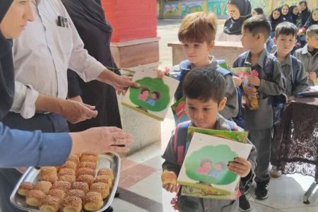 کتاب‌های کانون در دست «کلاس اولی‌ها»ی البرزی/ جشن آغاز مدرسه با کتابخانه سیار البرز