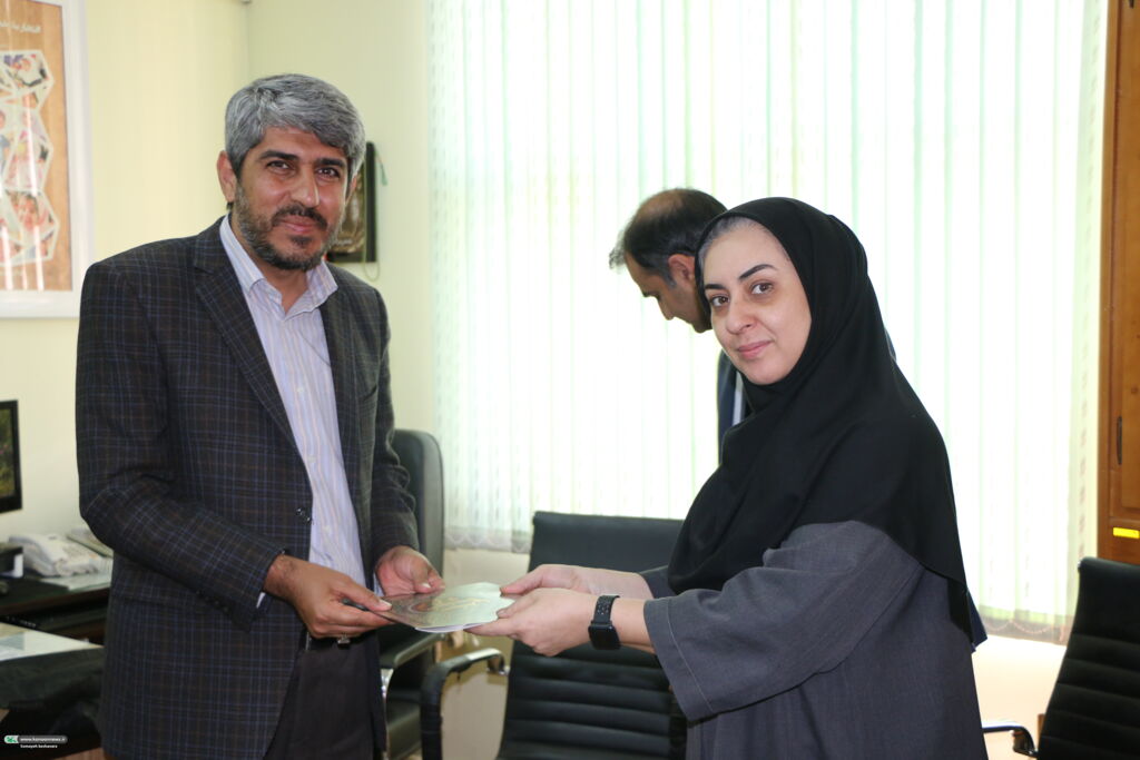 تجلیل از عوامل نمایش عروسکی «قلب آدم برفی» در کانون فارس