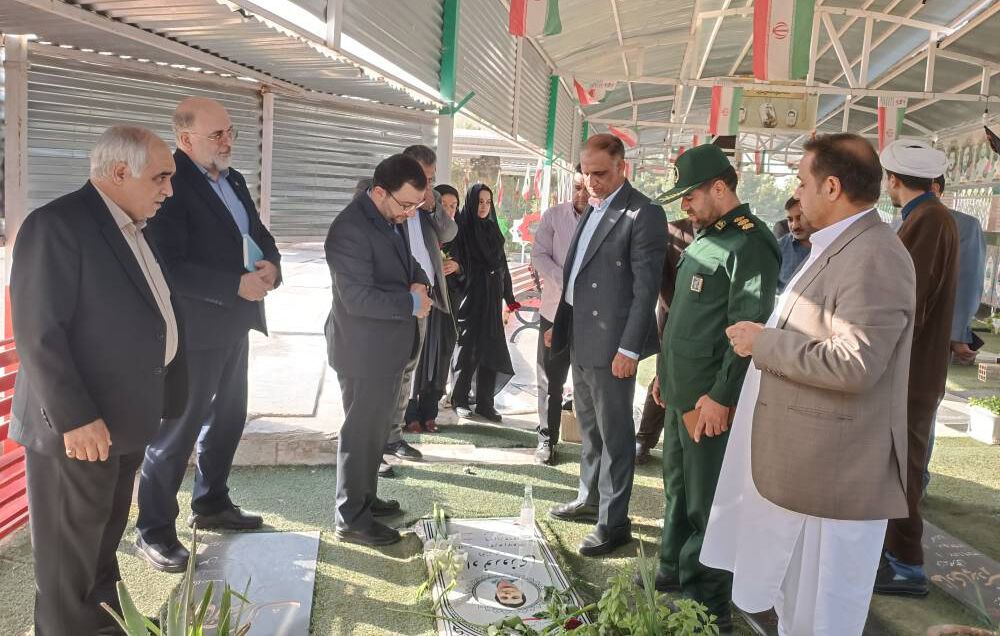 آغاز سفر مدیرعامل کانون به سیستان و بلوچستان با ادای احترام به مقام شامخ شهیدان