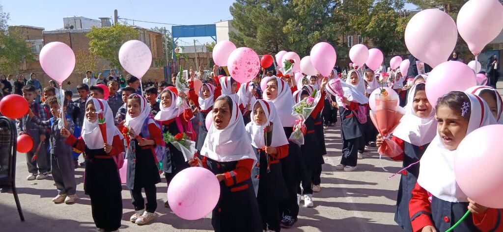 1341242-1 برگزاری جشن شکوفهها با همکاری مرکز کنگاور