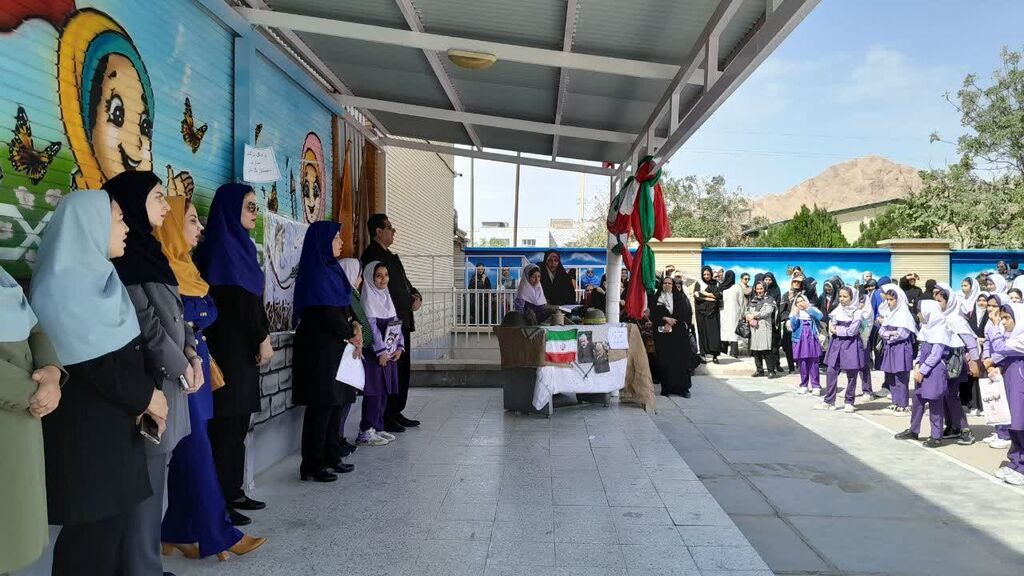 گرامیداشت هفته دفاع مقدس و معرفی رشادت‌ها در مدرسه گل یاس شاهرود