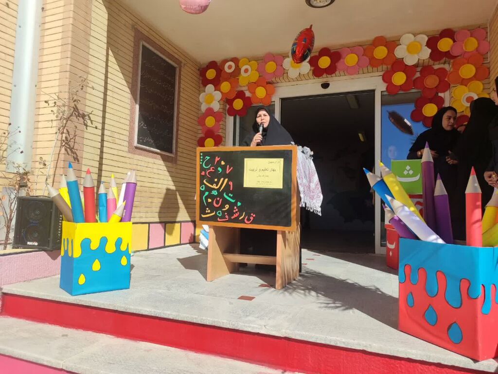 1341483-1 زنگ آغاز سال تحصیلی توسط مدیرکل کانون استان ایلام نواخته شد