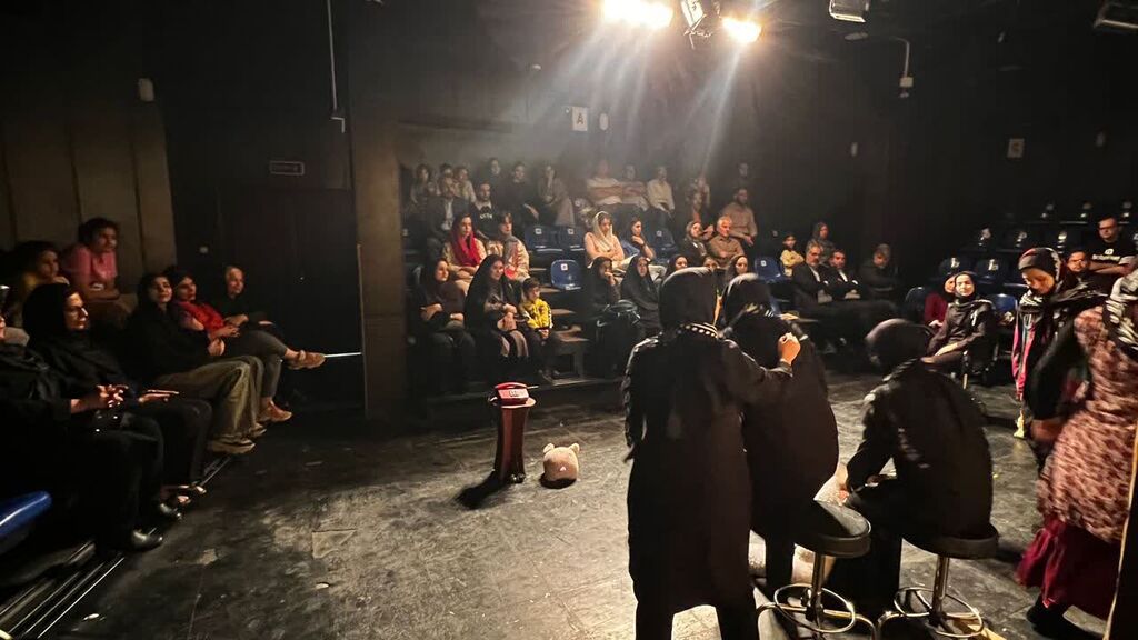 اجرای نمایش روژا دلنیا باش با حضور مسئولان استان کرمانشاه