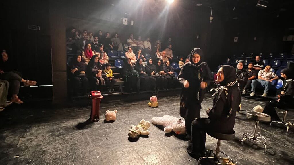 اجرای نمایش روژا دلنیا باش با حضور مسئولان استان کرمانشاه