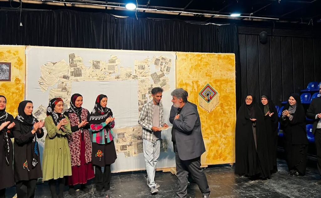 تقدیر از کارگردان نمایش «روژا دلنیا باش» در تئاتر شهر کرمانشاه