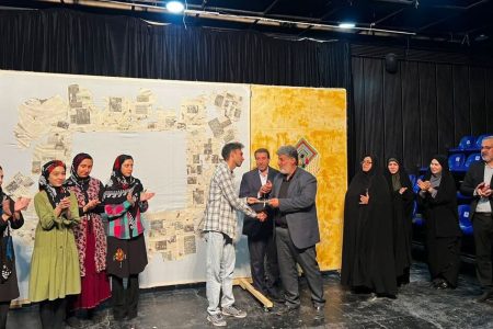 تقدیر از کارگردان نمایش «روژا دلنیا باش» در تئاتر شهر کرمانشاه