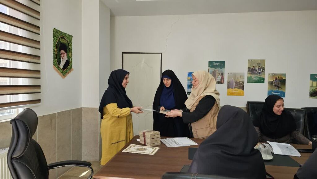 تجلیل مدیر کل کانون البرز از مسئولان  مراکز