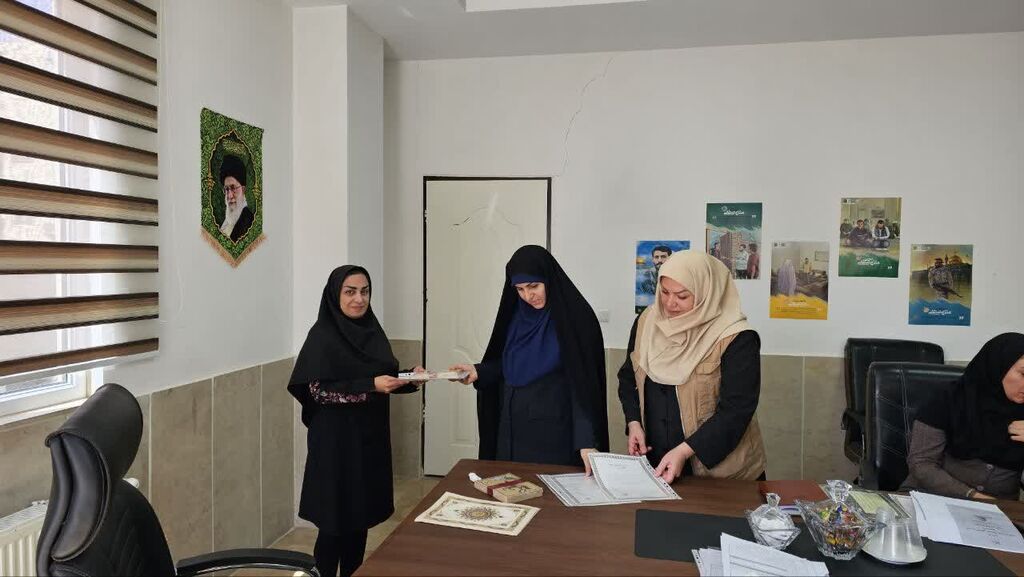 تجلیل مدیر کل کانون البرز از مسئولان  مراکز