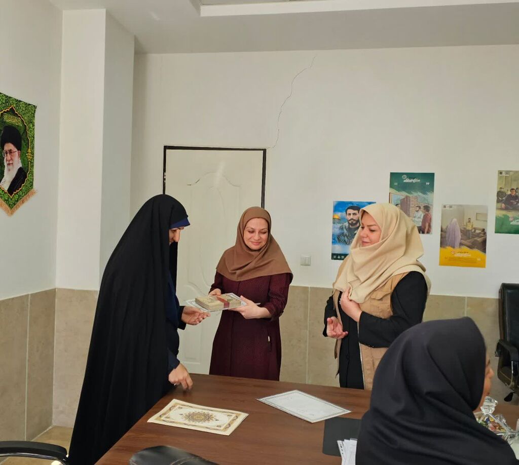 تجلیل مدیر کل کانون البرز از مسئولان  مراکز