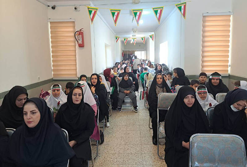 1342123-1 مربیان مرکز سه کانون اردبیل آغاز سال تحصیلی را در مدرسه استثنایی نوید جشن گرفتند