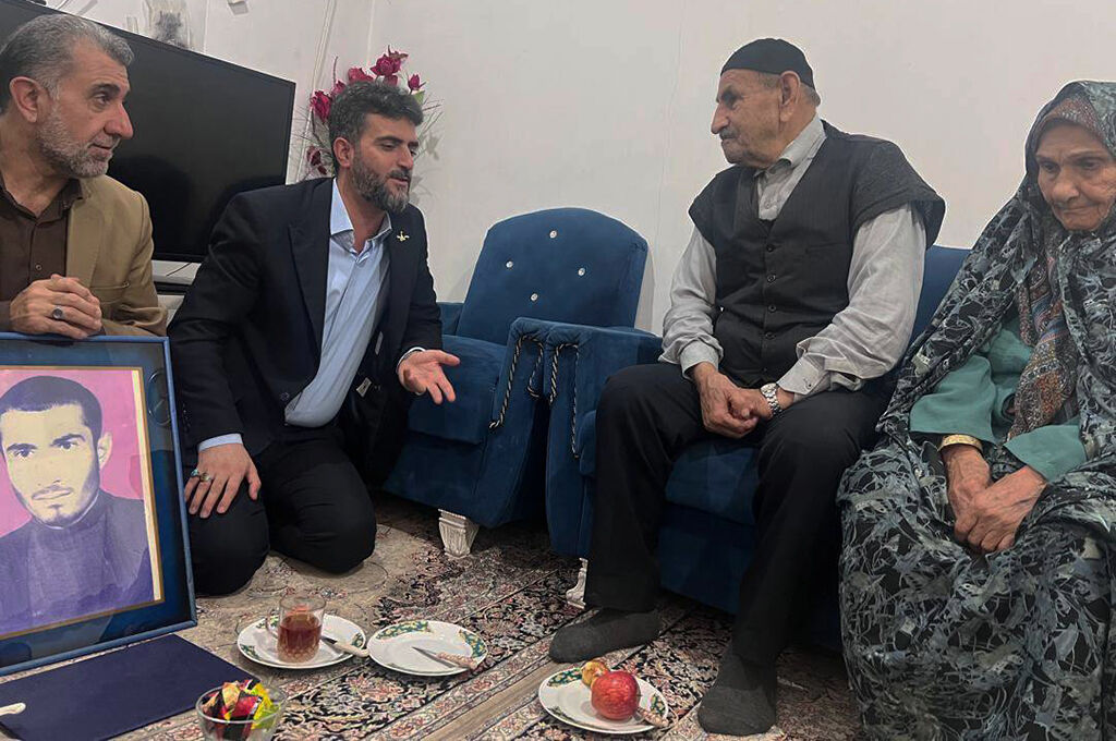 1344255-1 ادای احترام به اسطورههای مقاومت ایثار /کانونیها از خانواده شهید بهروز قدمی تجلیلکردند