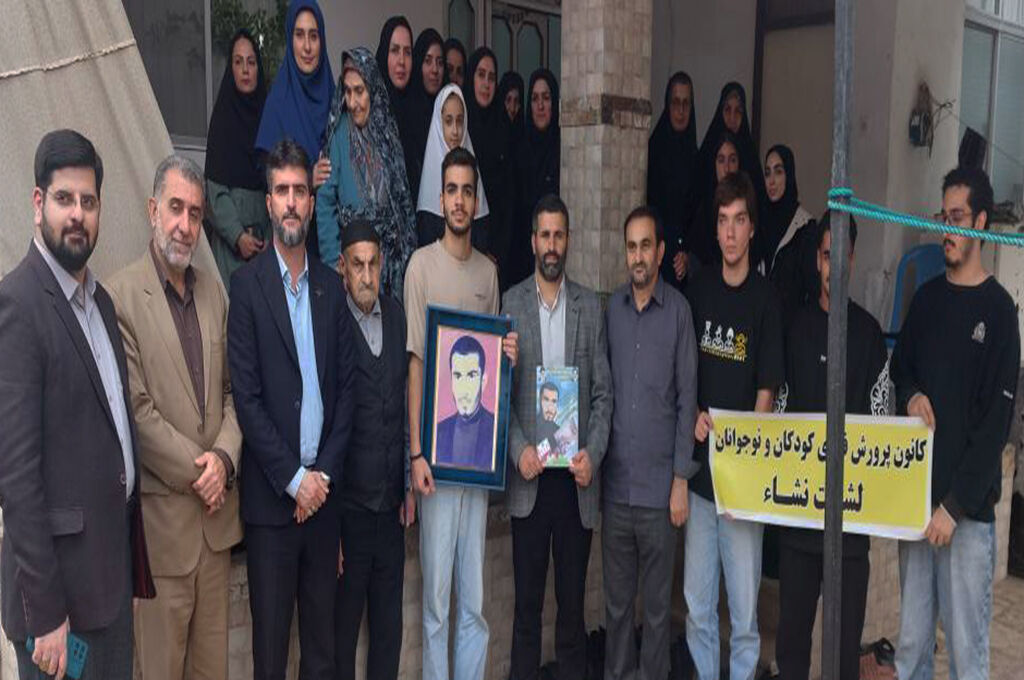 1344257-1 ادای احترام به اسطورههای مقاومت ایثار /کانونیها از خانواده شهید بهروز قدمی تجلیلکردند