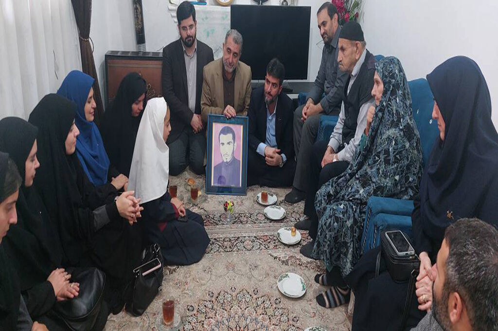 1344258-1 ادای احترام به اسطورههای مقاومت ایثار /کانونیها از خانواده شهید بهروز قدمی تجلیلکردند