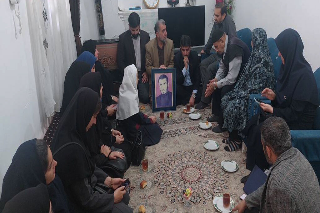 1344260-1 ادای احترام به اسطورههای مقاومت ایثار /کانونیها از خانواده شهید بهروز قدمی تجلیلکردند