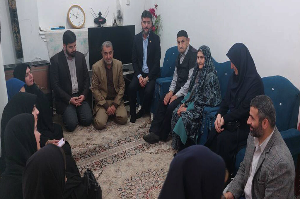 1344262-1 ادای احترام به اسطورههای مقاومت ایثار /کانونیها از خانواده شهید بهروز قدمی تجلیلکردند