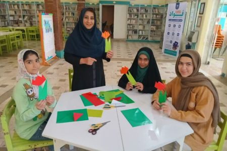 کتاب های دفاع مقدسی به کودکان البرزی معرفی شدند