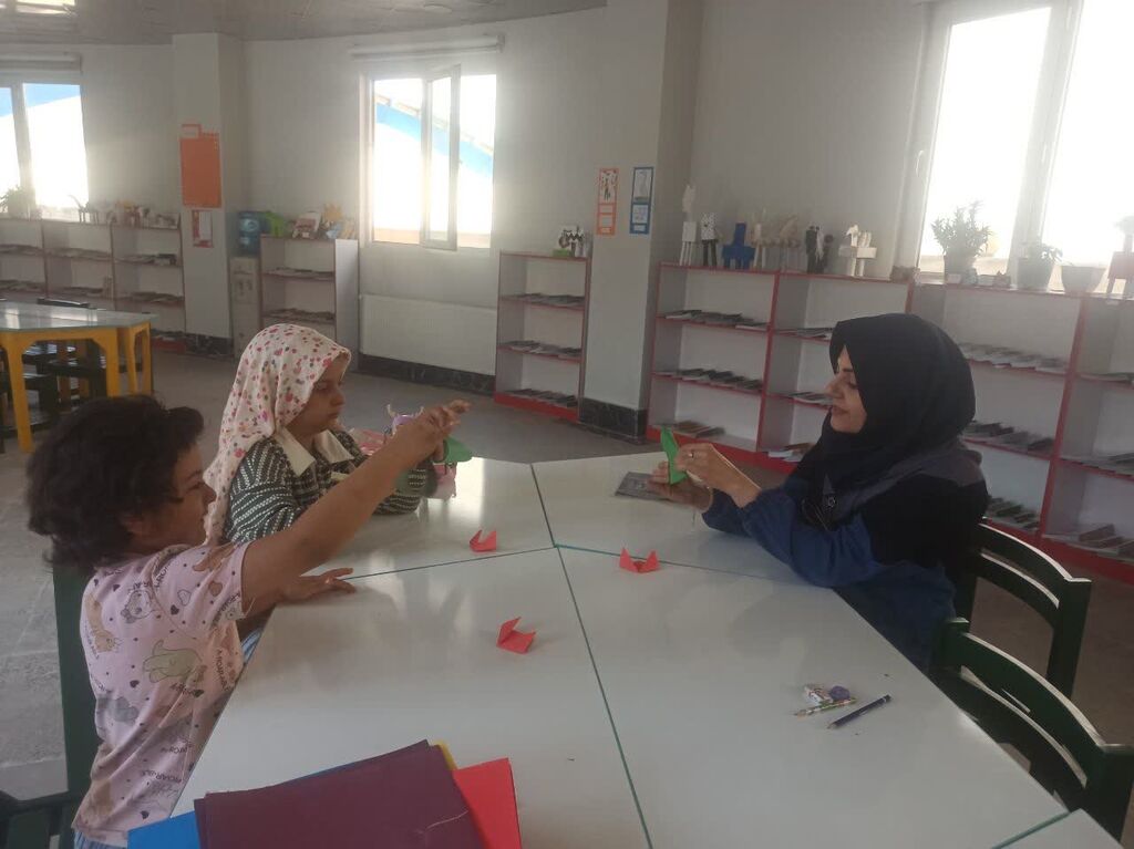 1344316-1 کتاب های دفاع مقدسی به کودکان البرزی معرفی شدند