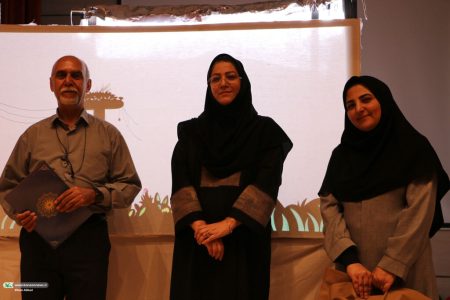 در کارگاه نمایش عروسکی سایه‌ای در سمنان، فرزاد زیدی‌نژاد مربیان کانون را با تکنیک‌های پیشرفته عروسک‌گردانی آشنا کرد