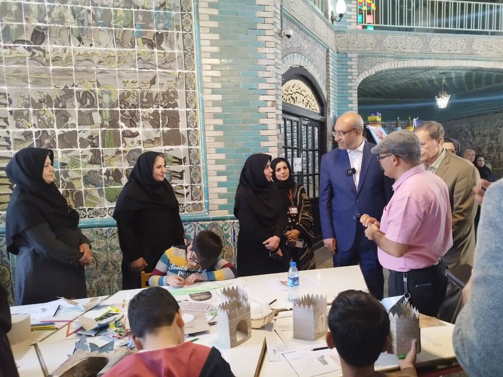 بازدید استاندار از غرفه کانون کرمانشاه در تکیه معاون‌الملک