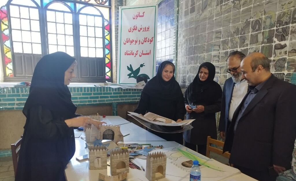 بازدید استاندار از غرفه کانون کرمانشاه در تکیه معاون‌الملک