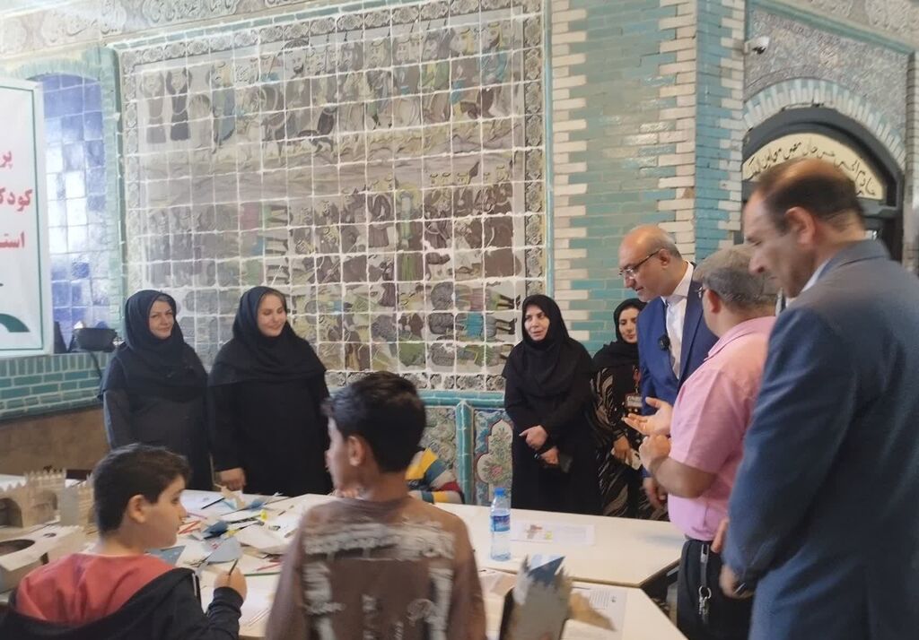 بازدید استاندار از غرفه کانون کرمانشاه در تکیه معاون‌الملک