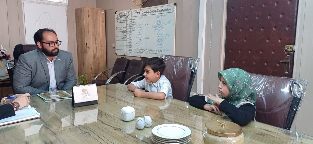 1344789-1 تقدیر سرپرست کانون پرورش فکری همدان از دو کودک نخبه