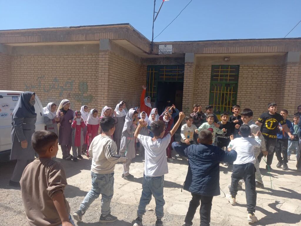 1344796-1 پیک امید مرکز سنقر، سفیر کانون در روستای قلعه فرهاد خان