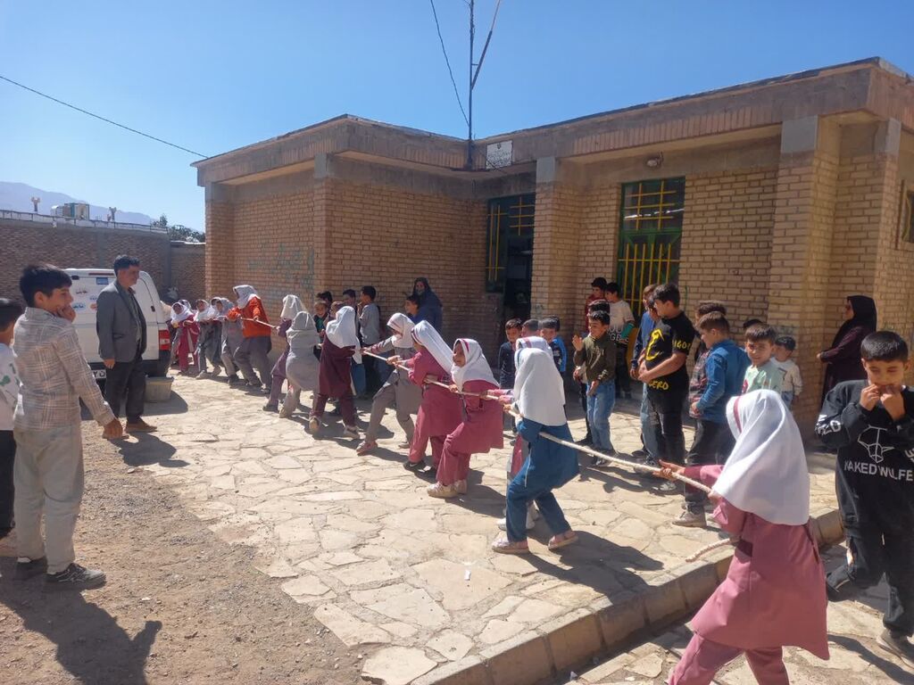 1344801-1 پیک امید مرکز سنقر، سفیر کانون در روستای قلعه فرهاد خان