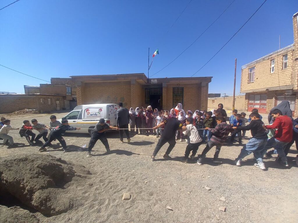 1344802-1 پیک امید مرکز سنقر، سفیر کانون در روستای قلعه فرهاد خان