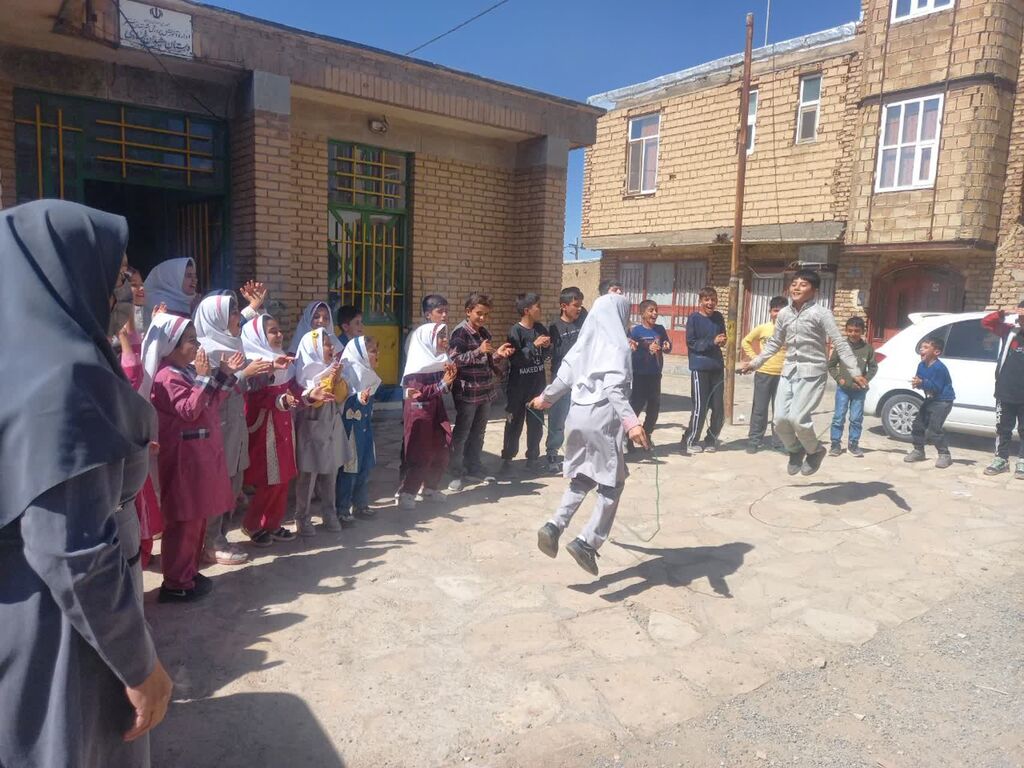 1344804-1 پیک امید مرکز سنقر، سفیر کانون در روستای قلعه فرهاد خان